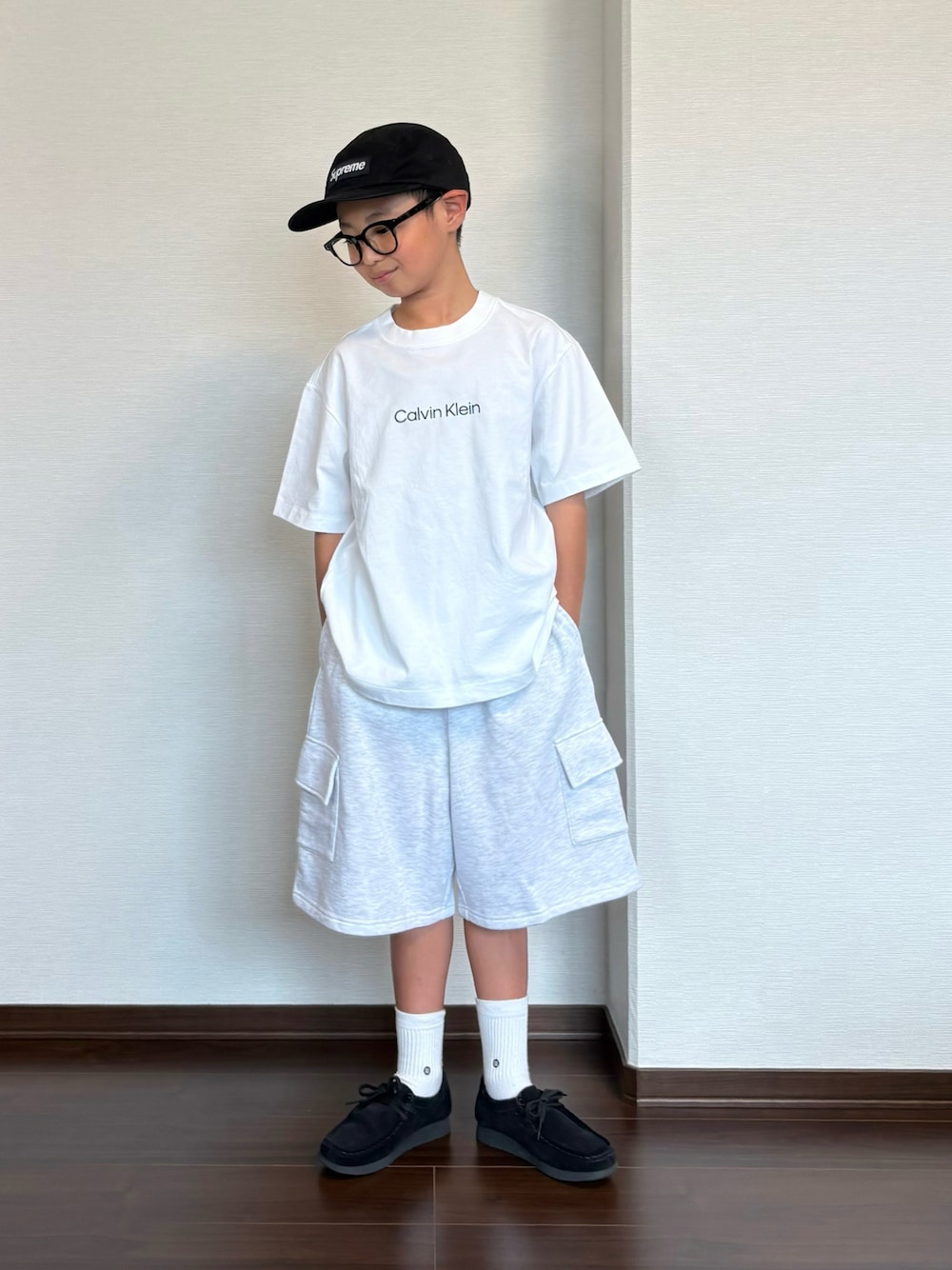 グレー系のその他パンツ、ホワイト系のTシャツ/カットソー、ブラック系のシューズを着用したキッズの夏コーディネートの1枚目の写真