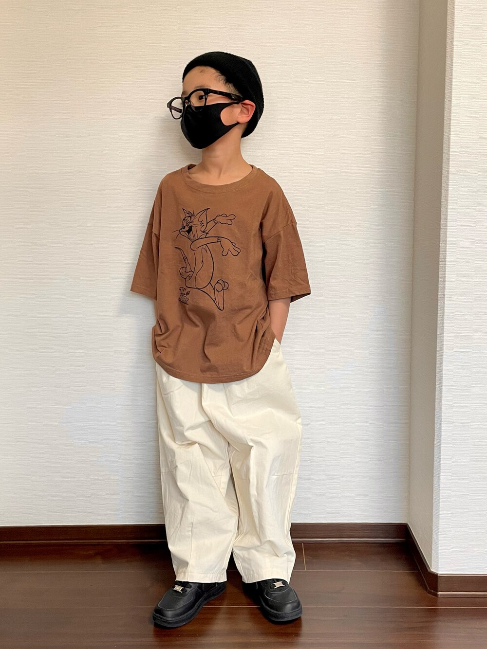 ブラウン系のTシャツ/カットソー、ホワイト系のカーゴパンツ、ホワイト系のスニーカーを着用したキッズの春コーディネートの1枚目の写真