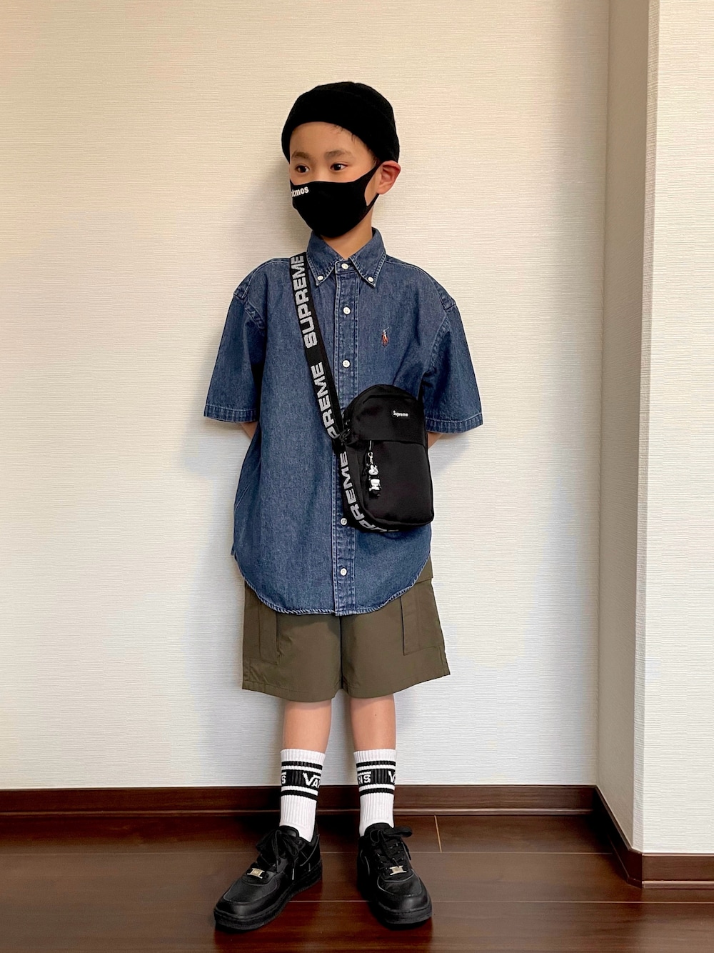 ブルー系のシャツ/ブラウス、グリーン系のカーゴパンツ、ホワイト系のスニーカーを着用したキッズの春コーディネートの1枚目の写真