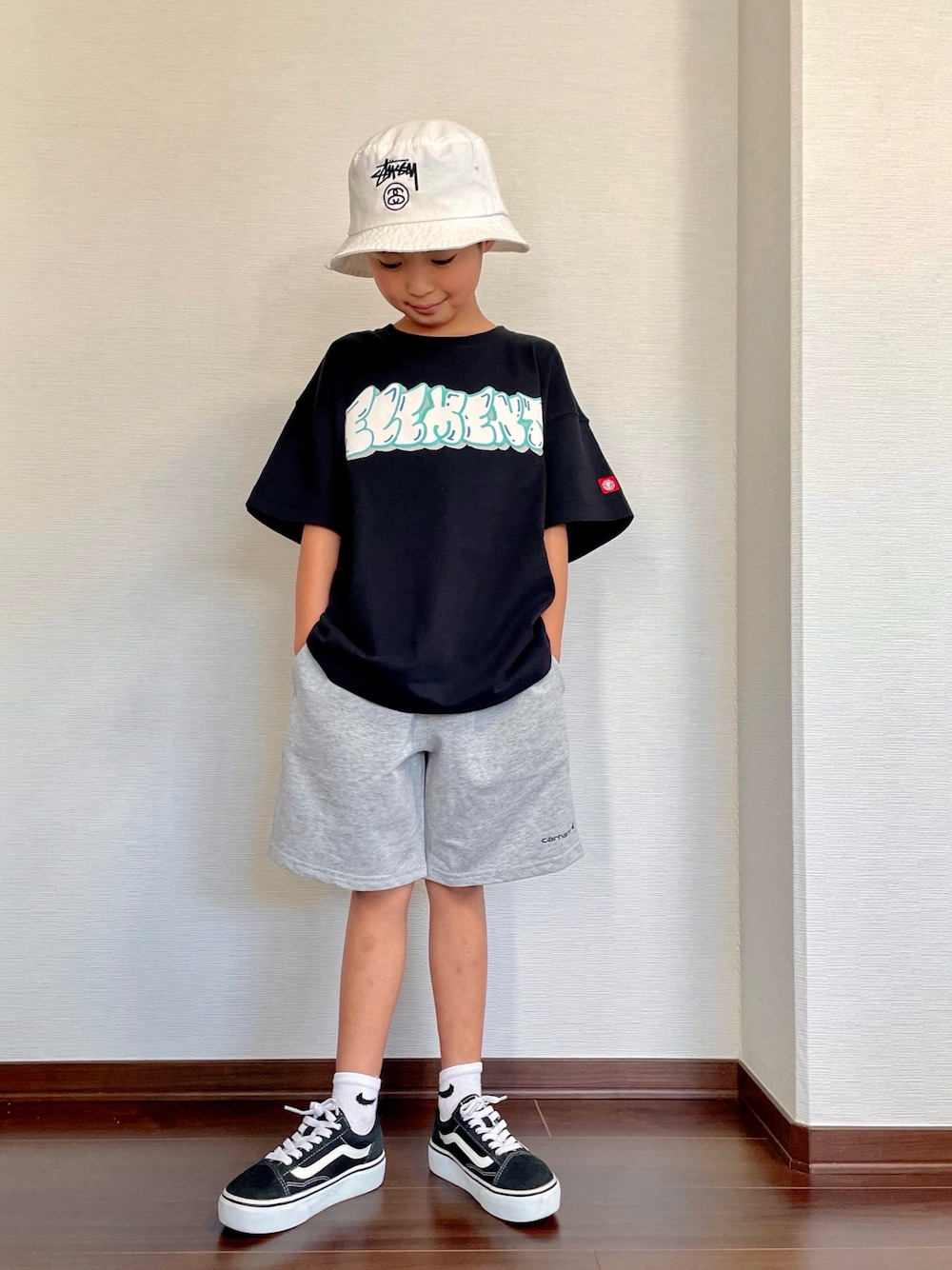 ブラック系のTシャツ/カットソー、グレー系のその他パンツ、ブラック系のスニーカーを着用したキッズの夏コーディネートの1枚目の写真