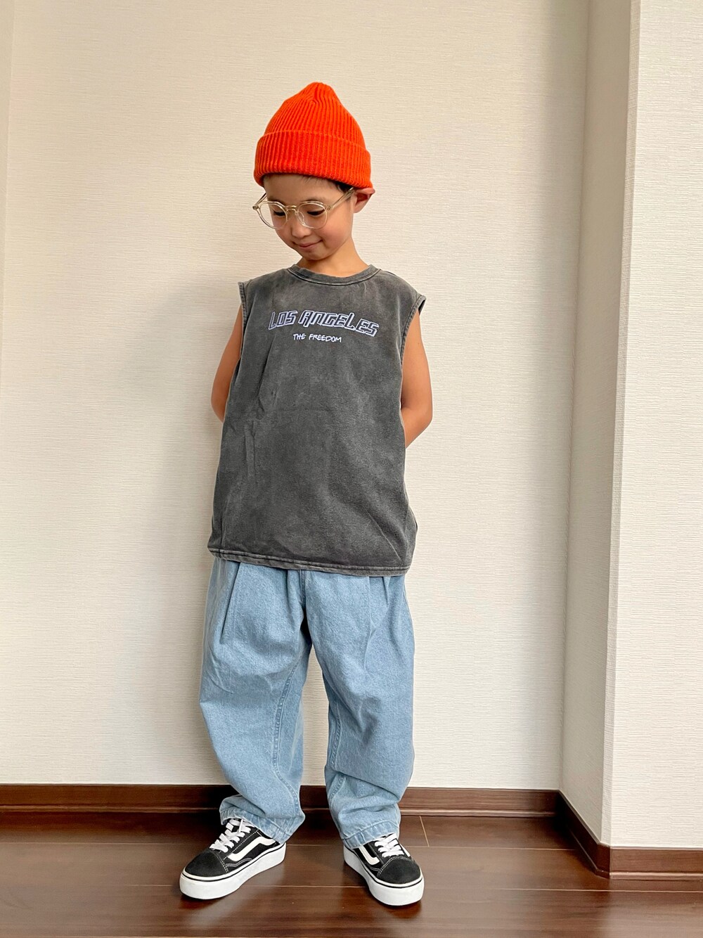 ブルー系のデニムパンツ、ブラック系のスニーカー、グレー系のTシャツ/カットソーを着用したキッズの夏コーディネートの1枚目の写真