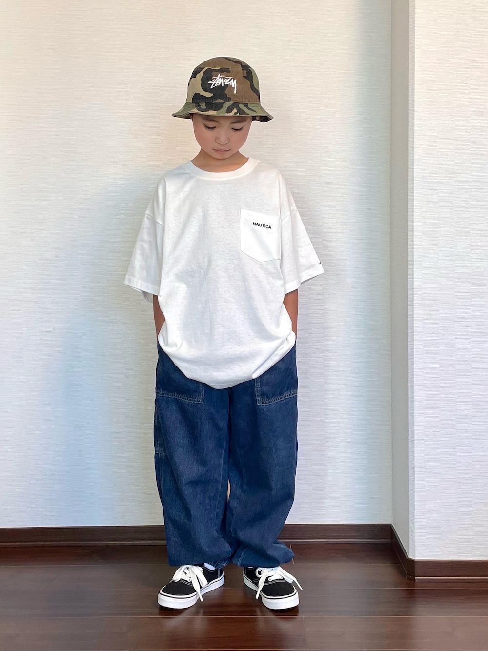 「シンプルコーデ、ストリート、ラフ、カジュアル、夏コーデ、古着MIX、バケットハット、Tシャツ、白Tシャツ、デニム、ワイドパンツ、スニーカー」｜「NAUTICAの【NAUTICA/ノーティカ】ポケット付き半袖Tシャツ（Tシャツ/カットソー、ホワイト系）」を使った、ryoooutaaaさん（キッズ・127cm）の夏コーディネートの1枚目の写真