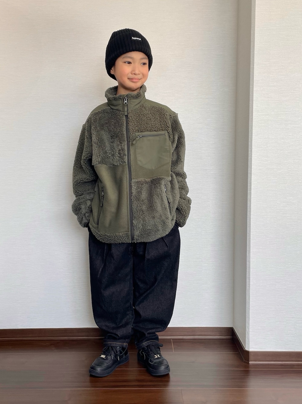 「冬コーデ、冬アウター、ストリート、シンプル、休日スタイル、ニット帽、フリース、カーキ、デニム、バルーンパンツ、スニーカー、レザー、マイベストコーデ2024」｜「UNIQLOの150 cm（ジャケット/アウター、グリーン系）」を使った、ryoooutaaaさん（キッズ・127cm）の冬コーディネートの1枚目の写真