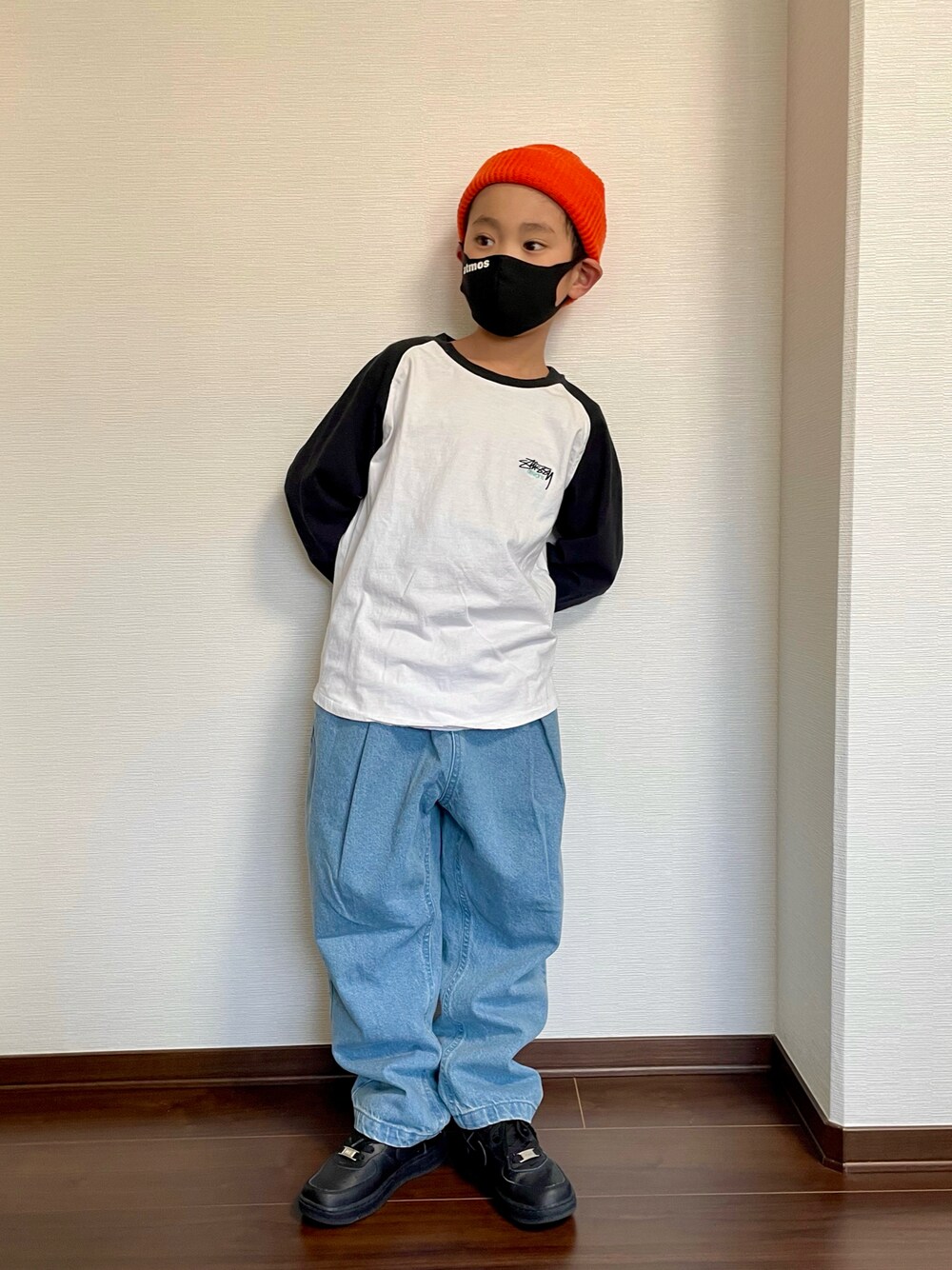 ホワイト系のTシャツ/カットソー、ブルー系のデニムパンツ、ホワイト系のスニーカーを着用したキッズの春コーディネートの1枚目の写真