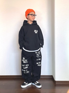 「アイテム（スニーカー）」を使った、ryoooutaaaさん（キッズ・129cm）の冬コーディネート