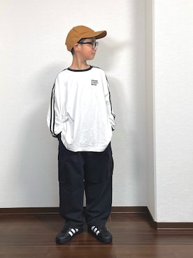 「PAIRMANON STREET（ペアマノンストリート）の袖 ライン入り 長袖 Tシャツ【PAIRMANON STREET】（Tシャツ/カットソー）」を使った、ryoooutaaaさん（キッズ・129cm）の秋コーディネート