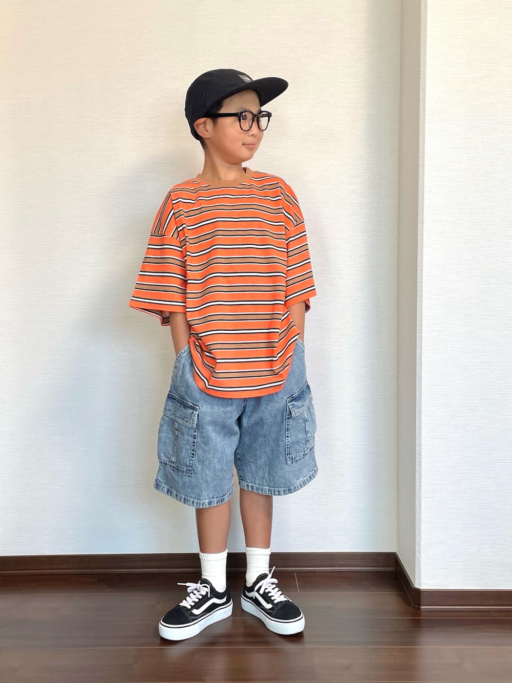 「夏コーデ、ストリート、プチプラ、アウトドアスタイル、古着MIX、キャップ、めがね、Tシャツ、ボーダー、デニムハーフパンツ、デニム、スニーカー」｜「PAIRMANON STREETの【PAIRMANON STREET】OE天竺 マルチボーダー Tシャツ（Tシャツ/カットソー、オレンジ系）」を使った、ryoooutaaaさん（キッズ・129cm）の夏コーディネートの1枚目の写真
