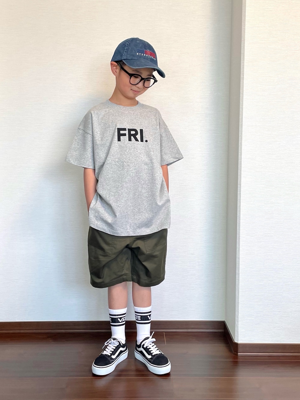 「アウトドアスタイル、休日スタイル、お出かけコーデ、キッズコーデ、ストリート、夏コーデ、プチプラ、キャップ、デニム、Tシャツ、ハーフパンツ、ラインソックス、スニーカー」｜「LOWRYS FARMのアソートＢＩＧロゴＳＳＴ　323207（Tシャツ/カットソー、グレー系）」を使った、ryoooutaaaさん（キッズ・127cm）の春コーディネートの1枚目の写真