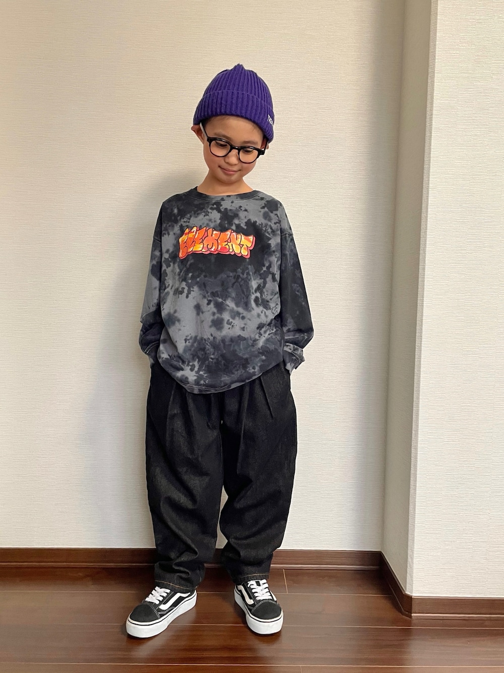 「秋コーデ、ハロウィン、ストリート、カジュアル、お出かけコーデ、休日スタイル、ニット帽、めがね、ロンT、デニム、スニーカー、テーマパークコーデ、秋っぽコーデ更新中」｜「THRASHERのTHRASHER/スラッシャー 19TH-N65 ﾋﾞｰﾆｰ（ニットキャップ/ビーニー、パープル系）」を使った、ryoooutaaaさん（キッズ・124cm）の秋コーディネートの1枚目の写真