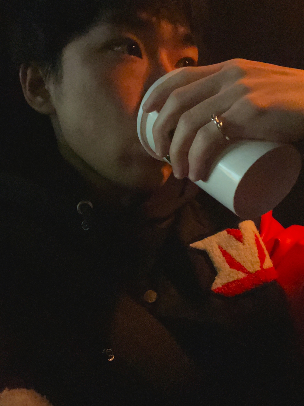 オレンジ系のスタジャン、シルバー系のリングを着用したメンズの冬コーディネートの1枚目の写真
