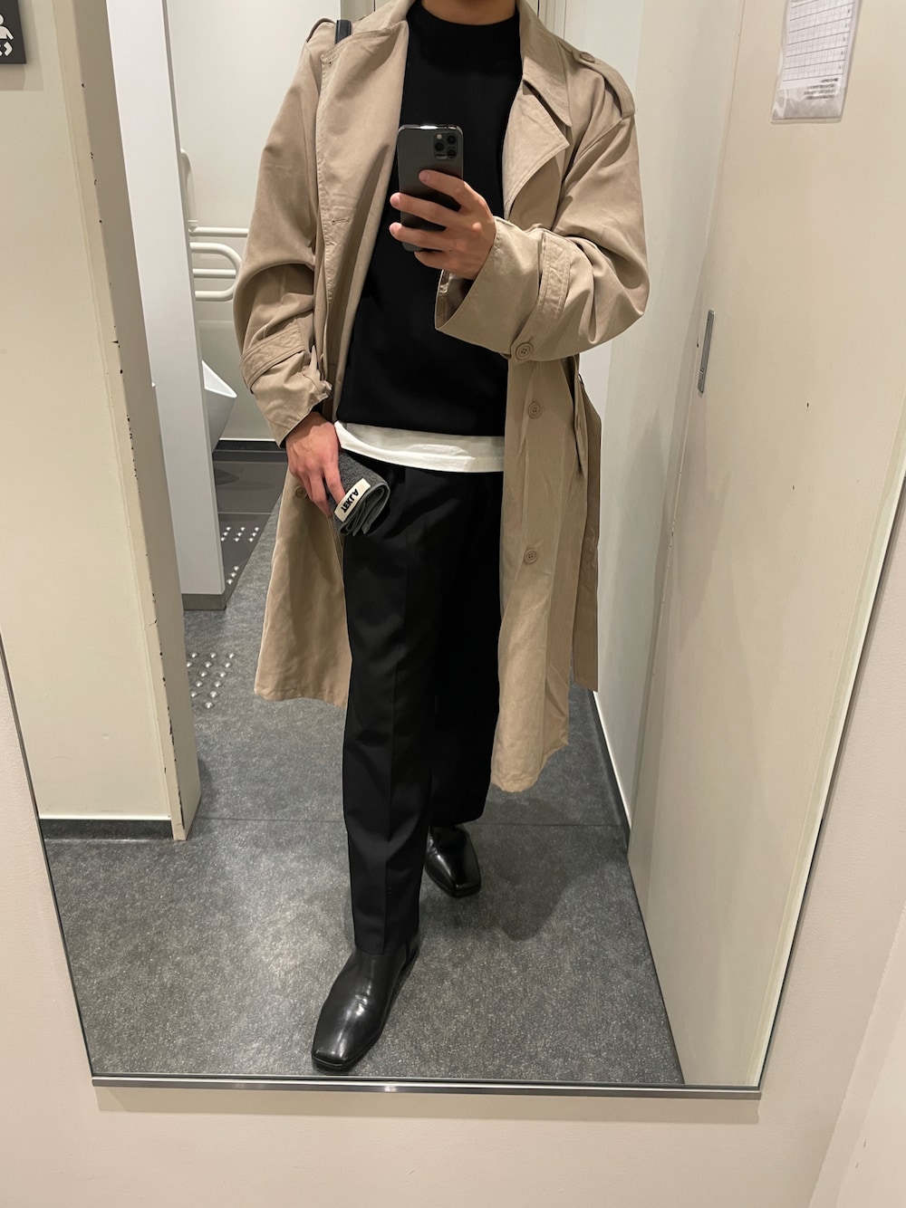 「シンプル、冬コーデ、キレイめ」｜「ANPASのアイテム（トレンチコート、ベージュ系）」を使った、shinさん（メンズ・173cm）の冬コーディネートの1枚目の写真