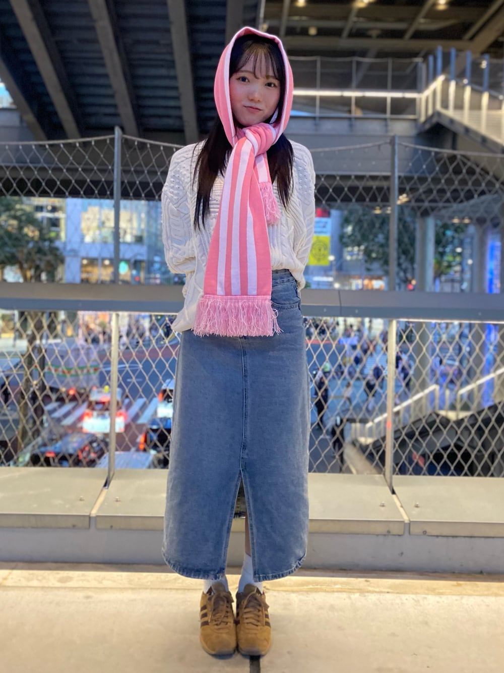 「スニーカー、ニット、セーター、adidas、スカーフ、adidas originals、カントリー、アディダスオリジナルス、70s、アディダススニーカー」｜「adidasのアディカラー サッカースカーフ / アディダスオリジナルス adidas Originals（マフラー、ピンク系）」を使った、UIさん（レディース・154cm）の秋コーディネートの1枚目の写真
