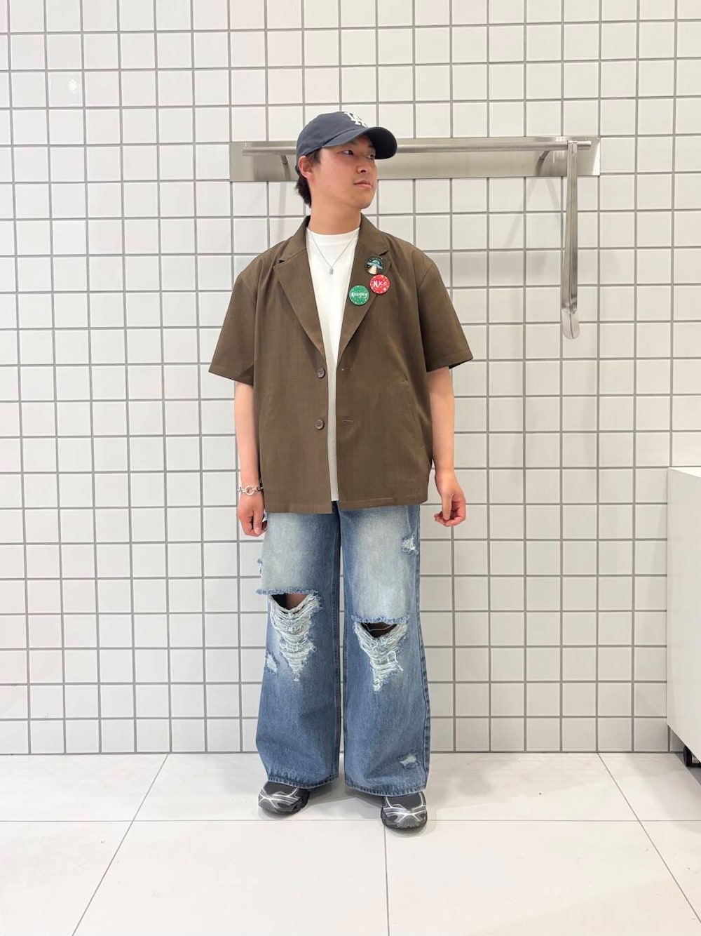 「ワイドパンツ、ジャケット、カジュアル、Tシャツ、きれいめカジュアル、低身長、senseofplace、夏コーデ、休日スタイル、リネンライク、ワイドデニム、テーラード、オールシーズン、ダメージ、私のイチ推しブランド」｜「SENSE OF PLACE by URBAN RESEARCHのコットンスムースショートスリーブTシャツ（Tシャツ/カットソー、ホワイト系）」を使った、shinshinさん（メンズ・166cm）の夏コーディネートの1枚目の写真