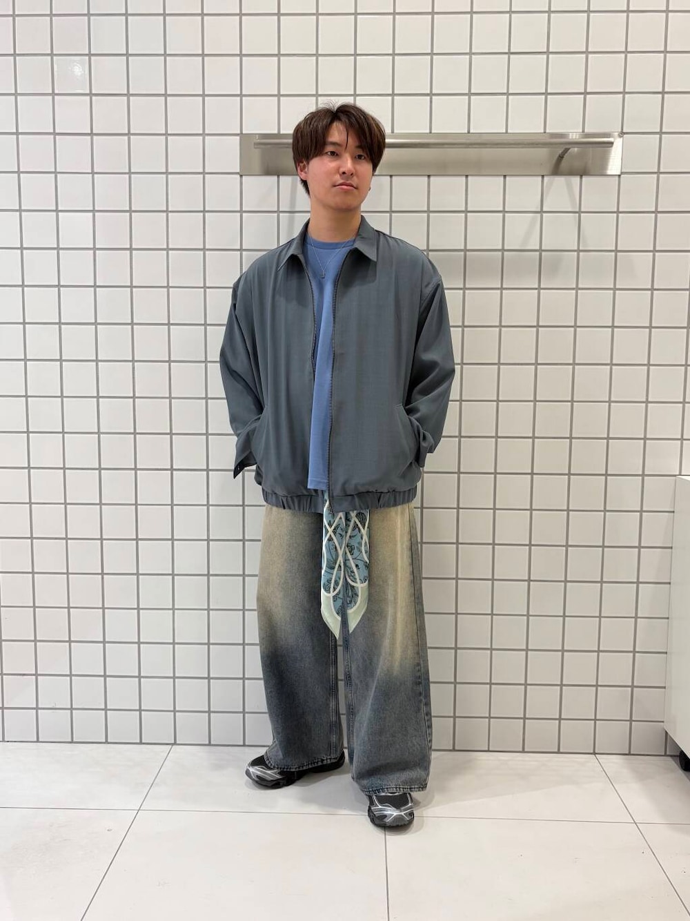 「Tシャツ、カットソー、ブルゾン、低身長、senseofplace、夏コーデ、UVカット、休日スタイル、リネンライク、ワイドデニム、オールシーズン、グラフィック、春夏コーデ、y2k、ここでしか手に入らない別注アイテム」｜「SMELLYのアソートパターンスカーフ（バンダナ/スカーフ、ブルー系）」を使った、shinshinさん（メンズ・166cm）の春コーディネートの1枚目の写真