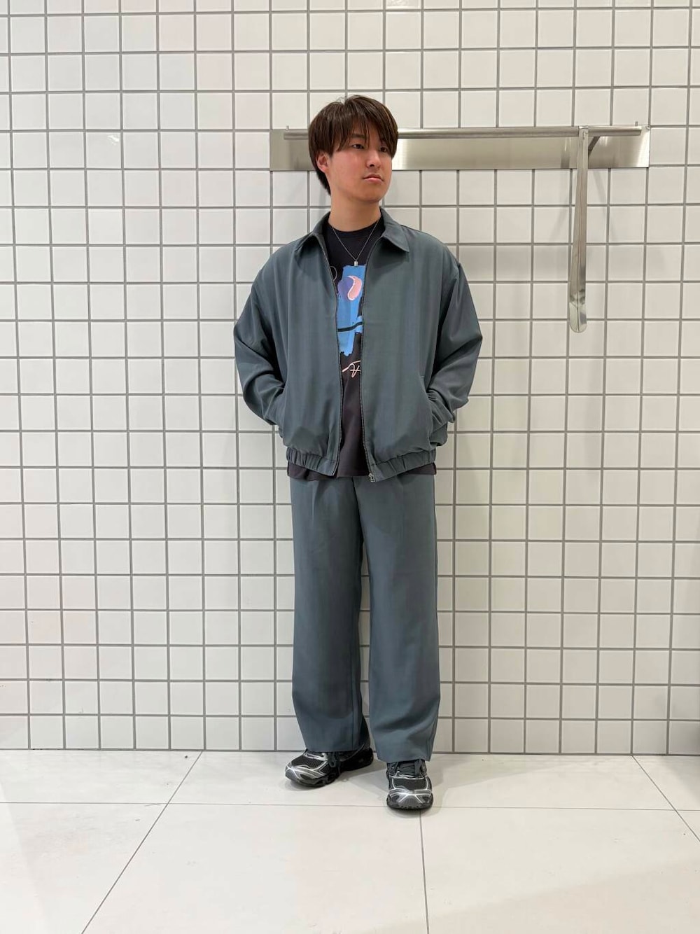 「ワイドパンツ、セットアップ、きれいめカジュアル、低身長、senseofplace、リネン、夏コーデ、リネンライク、ジップブルゾン、ワイドスラックス、グラフィックt、春夏コーデ、prince、ここでしか手に入らない別注アイテム、私のイチ推しブランド」｜「SENSE OF PLACE by URBAN RESEARCHの『UR TECH DRYLUXE』リネンライクジップブルゾン（ブルゾン、グリーン系）」を使った、shinshinさん（メンズ・166cm）の春コーディネートの1枚目の写真
