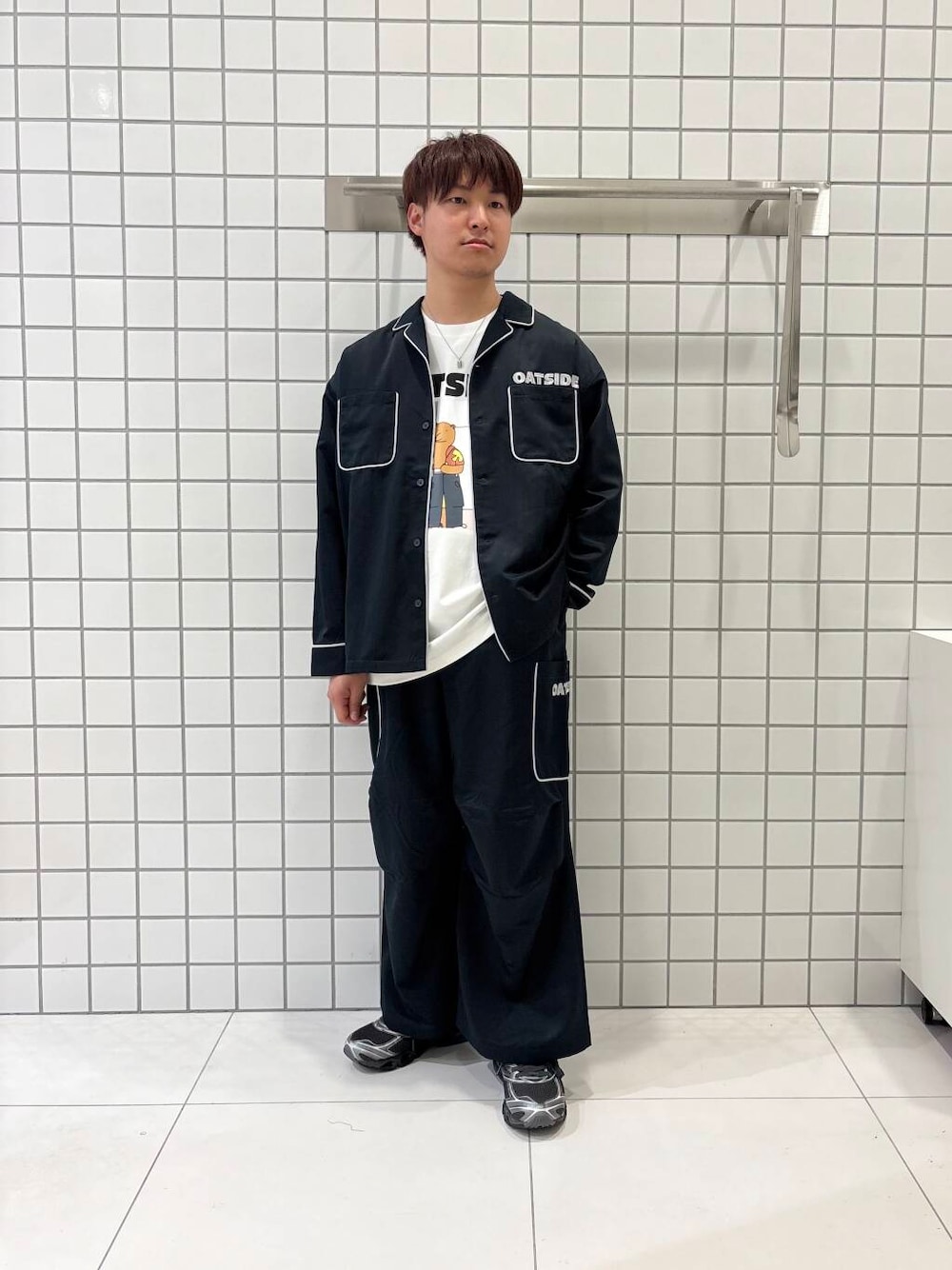 「シャツ、ワイドパンツ、セットアップ、カジュアル、Tシャツ、きれいめカジュアル、カーゴパンツ、オープンカラー、低身長、senseofplace、夏コーデ、休日スタイル、グラフィック、コラボ、春夏コーデ」｜「SENSE OF PLACE by URBAN RESEARCHの『別注』OATSIDE×SENSE OF PLACE　オープンカラーシャツ（シャツ/ブラウス、ブラック系）」を使った、shinshinさん（メンズ・166cm）の春コーディネートの1枚目の写真