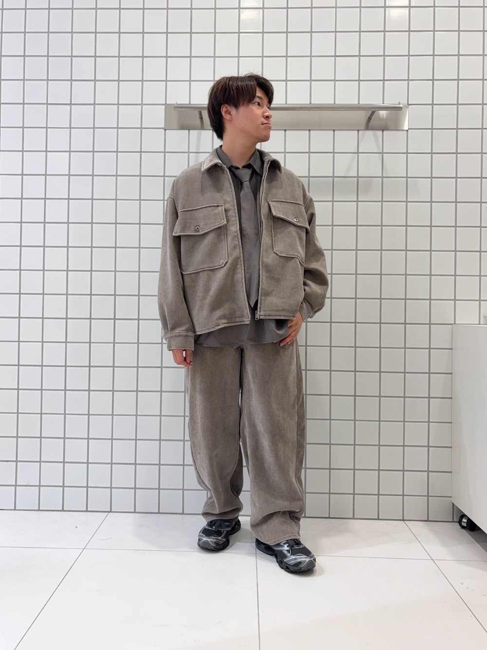 ブラウン系のその他パンツ、ブラウン系のブルゾン、グレー系のシャツ/ブラウスを着用したメンズの秋コーディネートの1枚目の写真
