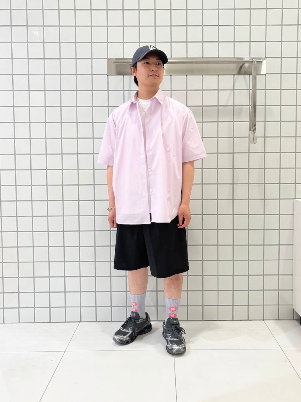「シャツ、カジュアル、Tシャツ、イージーパンツ、アウトドア、低身長、senseofplace、夏コーデ、休日スタイル、ショートパンツ、ウエストがゴム、私のイチ推しブランド、初夏のお出掛けコーデ、外遊びコーデ」｜「SENSE OF PLACE by URBAN RESEARCHの4WAYストレッチショートパンツ（その他パンツ、ブラック系）」を使った、shinshinさん（メンズ・166cm）の夏コーディネートの1枚目の写真
