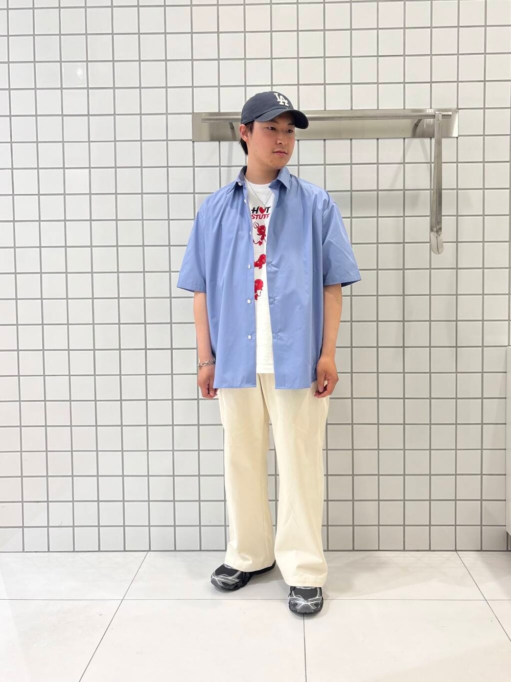 「シャツ、ワイドパンツ、カジュアル、Tシャツ、イージーパンツ、きれいめカジュアル、アウトドア、低身長、senseofplace、夏コーデ、休日スタイル、オールシーズン、ペインターパンツ、グラフィック、コラボ」｜「SENSE OF PLACE by URBAN RESEARCHの『ユニセックス』リラックスフィットレギュラーカラーショートスリーブシャツ（シャツ/ブラウス、ブルー系）」を使った、shinshinさん（メンズ・166cm）の夏コーディネートの1枚目の写真