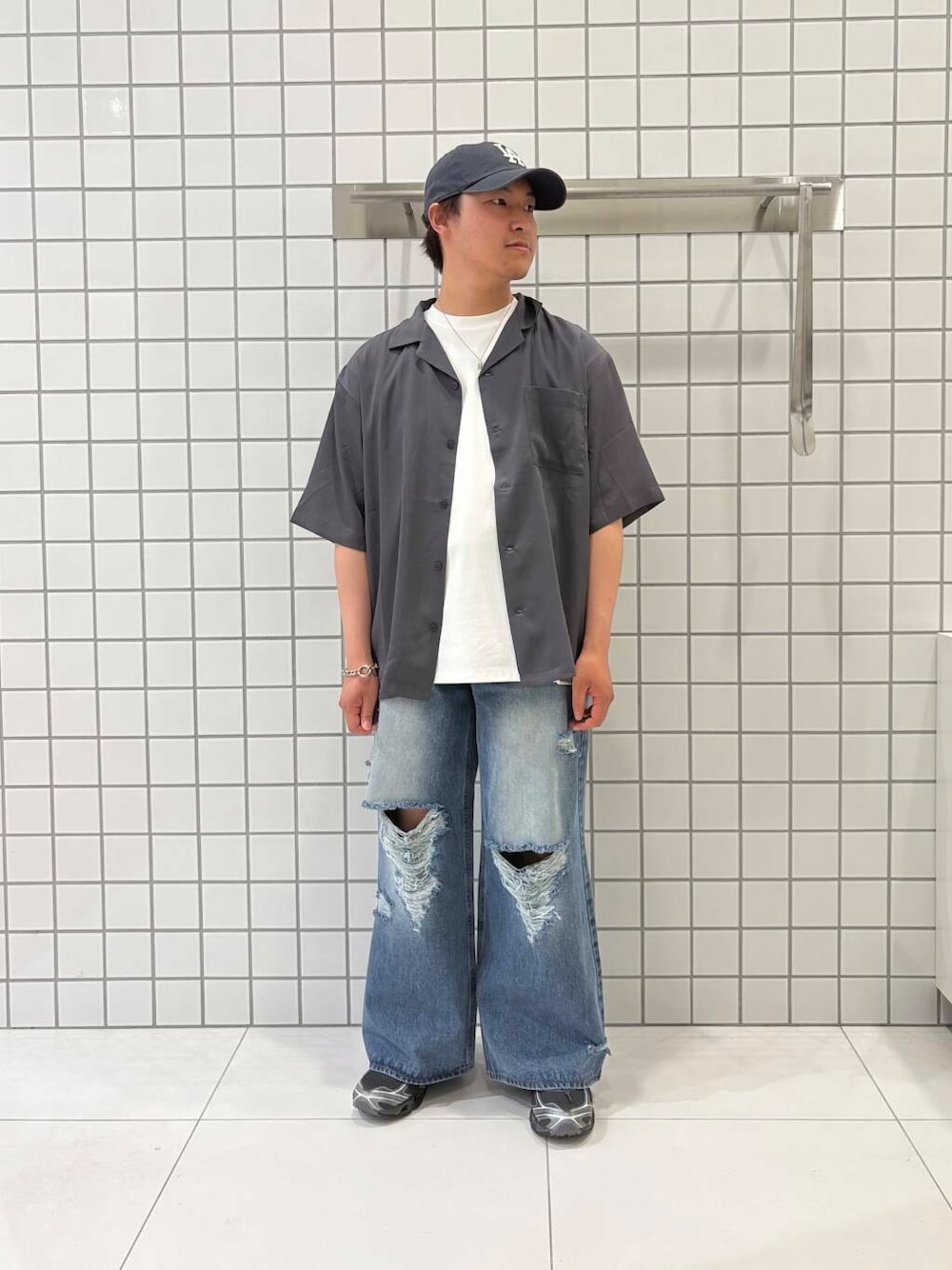 「シャツ、ワイドパンツ、カジュアル、Tシャツ、きれいめカジュアル、オープンカラーシャツ、シアー、オープンカラー、低身長、senseofplace、夏コーデ、休日スタイル、シアーシャツ、ワイドデニム、シアー素材」｜「SENSE OF PLACE by URBAN RESEARCHのコットンスムースショートスリーブTシャツ（Tシャツ/カットソー、ホワイト系）」を使った、shinshinさん（メンズ・166cm）の夏コーディネートの1枚目の写真