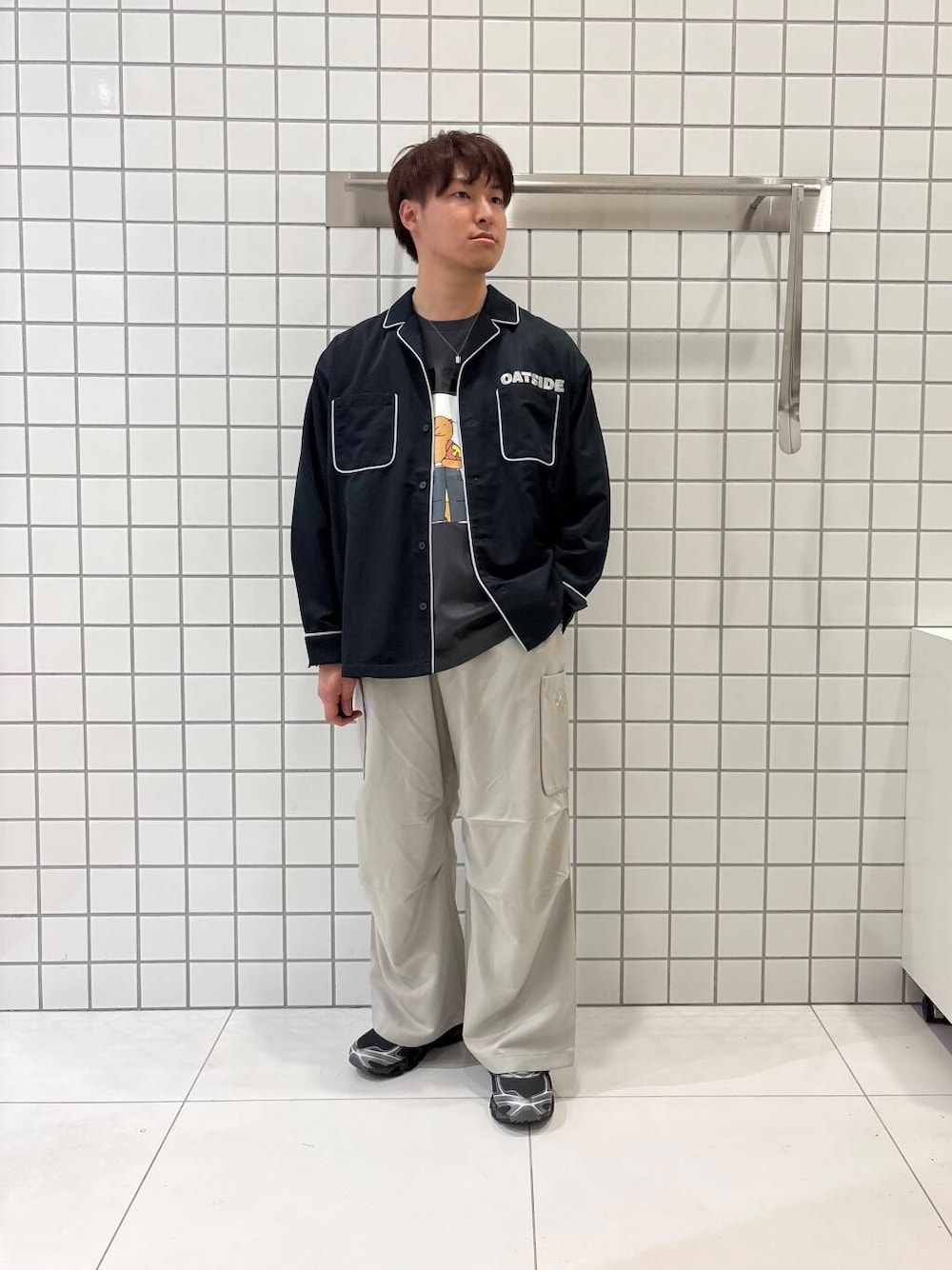 「ワイドパンツ、セットアップ、カジュアル、Tシャツ、イージーパンツ、カーゴパンツ、オープンカラーシャツ、アウトドア、オープンカラー、低身長、senseofplace、夏コーデ、休日スタイル、オールシーズン、グラフィック」｜「SENSE OF PLACE by URBAN RESEARCHの『別注』OATSIDE×SENSE OF PLACE　オープンカラーシャツ（シャツ/ブラウス、ブラック系）」を使った、shinshinさん（メンズ・166cm）の春コーディネートの1枚目の写真