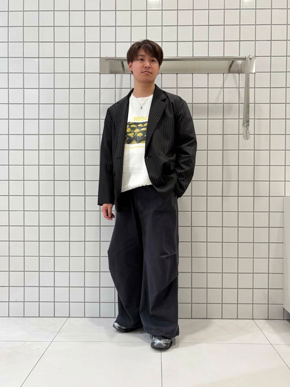 「ワイドパンツ、カジュアルコーデ、スウェット、ストライプ、テーラードジャケット、ベイカーパンツ、春コーデ、senseofplace、春カラーコーデ、キレイめカジュアル、ここでしか手に入らない別注アイテム、低身長おススメアウター、私のイチ推しブランド、春のジャケットスタイル」｜「SENSE OF PLACE by URBAN RESEARCHの『セットアップ対応』ピンストライプルーズテーラードジャケット（テーラードジャケット、ブラック系）」を使った、shinshinさん（メンズ・165cm）の春コーディネートの1枚目の写真