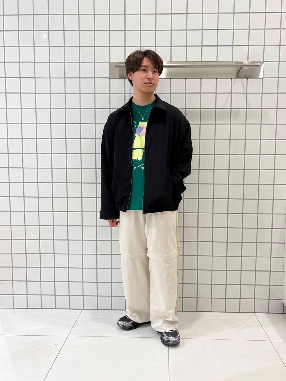 「Tシャツ、カットソー、アウトドア、ブルゾン、低身長、トラックパンツ、senseofplace、夏コーデ、UVカット、休日スタイル、リネンライク、グラフィック、コラボ、春夏コーデ、コラボアイテム」｜「SENSE OF PLACE by URBAN RESEARCHの『UR TECH DRYLUXE』リネンライクジップブルゾン（ブルゾン、ブラック系）」を使った、shinshinさん（メンズ・166cm）の春コーディネートの1枚目の写真