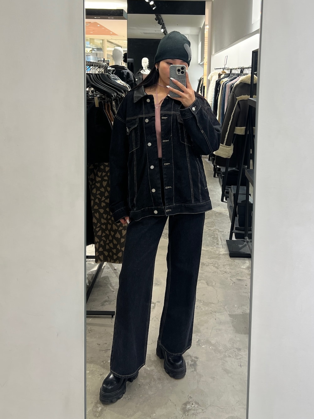 ブルー系のブルゾン、ピンク系のニット/セーター、ブルー系のデニムパンツを着用したレディースの冬コーディネートの1枚目の写真