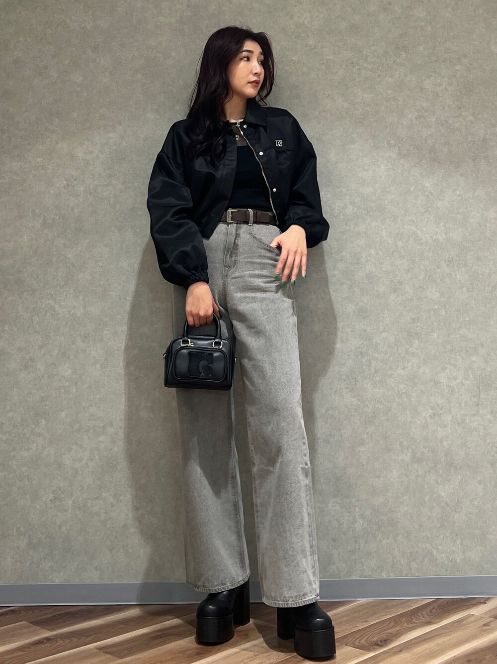 その他のブルゾン、ブラック系のTシャツ/カットソー、グレー系のデニムパンツを着用したレディースの春コーディネートの1枚目の写真