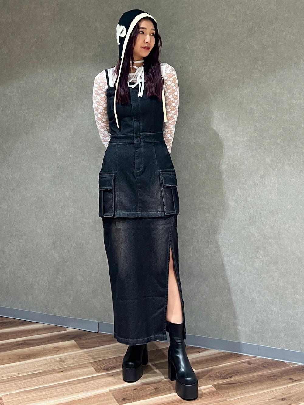 ブラック系のワンピース、ホワイト系のTシャツ/カットソー、ブラック系のブーツを着用したレディースの秋コーディネートの1枚目の写真