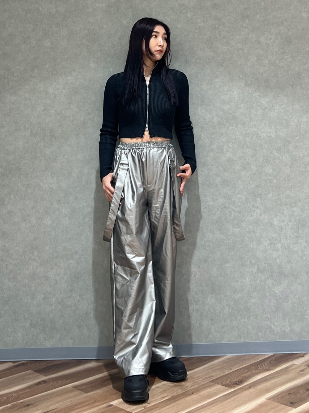 ブラック系のニット/セーター、シルバー系のその他パンツ、ブラック系のスニーカーを着用したレディースの冬コーディネートの1枚目の写真