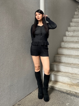 「EMODA（エモダ）のプレーティングフリルニット（ニット/セーター、ブラック系）」を使った、永田真弓さん（レディース・168cm）の秋コーディネート
