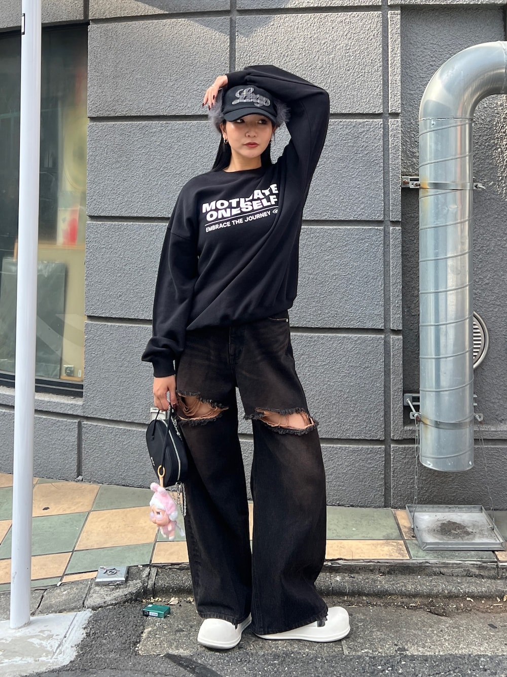 ブラック系のスウェット、ブラック系のデニムパンツ、ブラック系のハンドバッグを着用したレディースの夏コーディネートの1枚目の写真