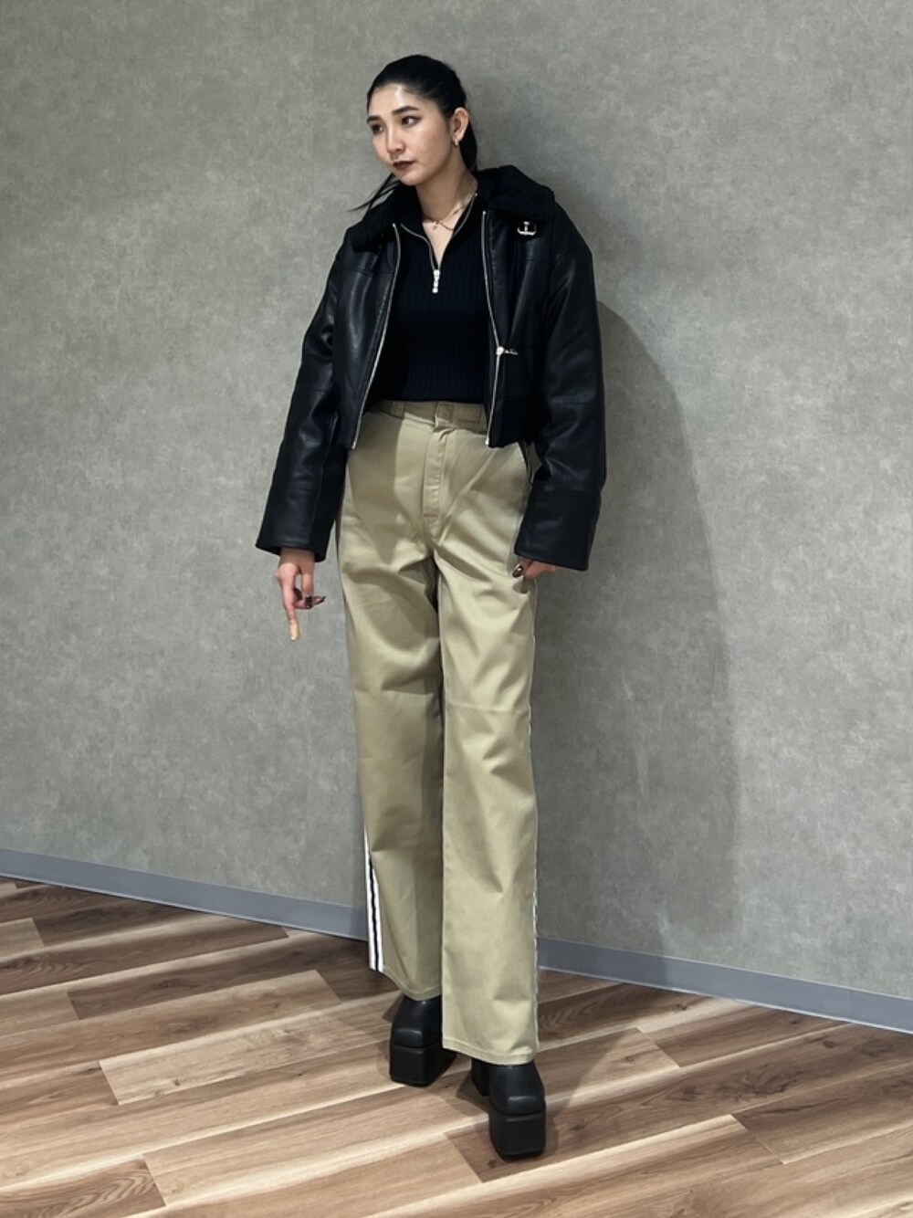 ブラック系のブルゾン、ブラック系のブーツ、ブラック系のニット/セーターを着用したレディースの秋コーディネートの1枚目の写真