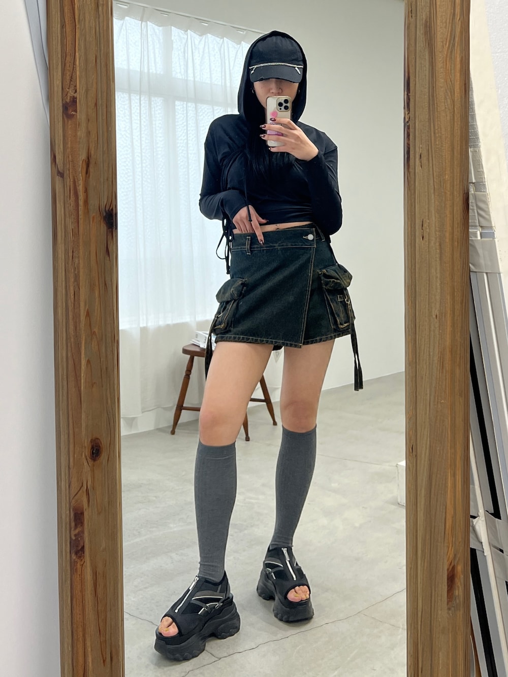 ブラック系のTシャツ/カットソー、ブルー系のその他パンツ、ブラック系のサンダルを着用したレディースの春コーディネートの1枚目の写真