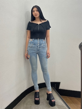 「EMODA（エモダ）のPLATING OFF SHOULDER KNIT（ニット/セーター、ブラック系）」を使った、永田真弓さん（レディース・168cm）の春コーディネート