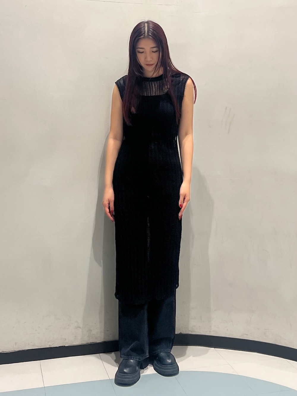 ブラック系のタンクトップ、ブラック系のワンピース、ブラック系のデニムパンツを着用したレディースの春コーディネートの1枚目の写真