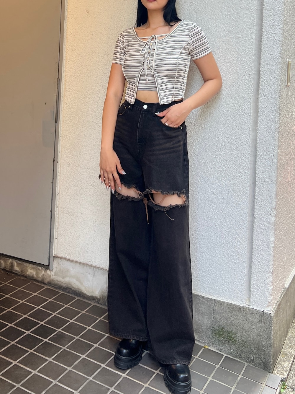 その他のTシャツ/カットソー、ブラック系のデニムパンツ、ブラック系のブーツを着用したレディースの夏コーディネートの1枚目の写真