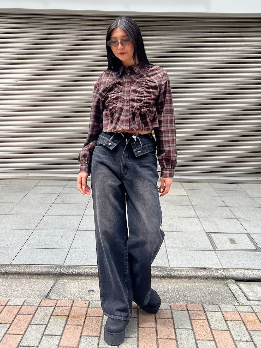 レッド系のシャツ/ブラウス、ブラック系のその他シューズ、ブラック系のデニムパンツを着用したレディースの夏コーディネートの1枚目の写真