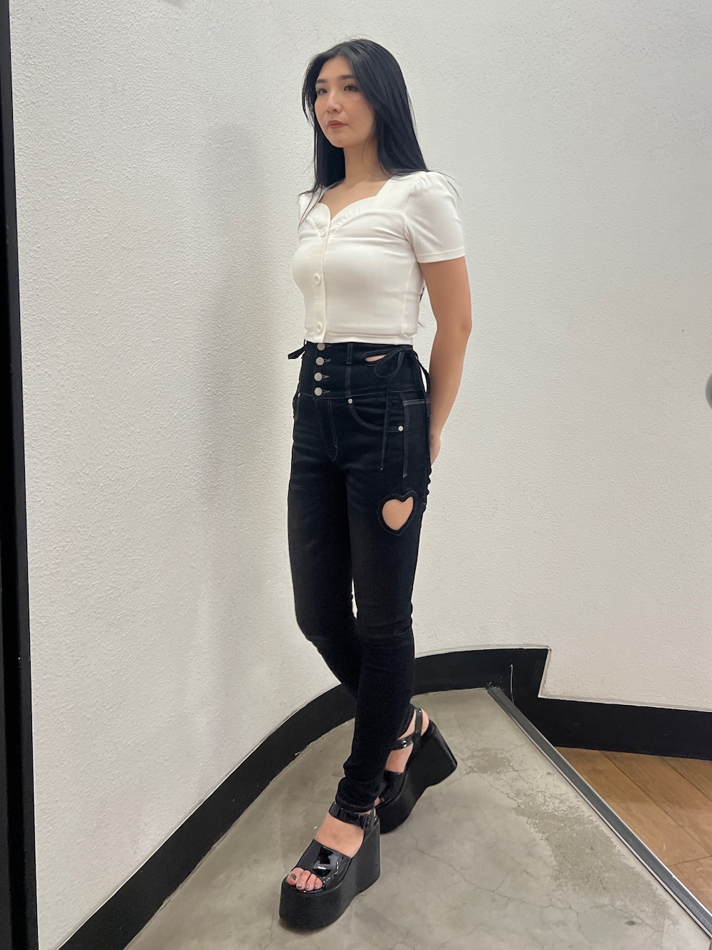 ホワイト系のTシャツ/カットソー、ブラック系のデニムパンツ、ブラック系のサンダルを着用したレディースの春コーディネートの1枚目の写真