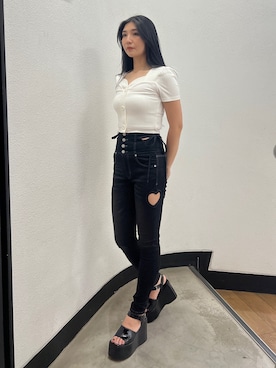 「EMODA（エモダ）のFRONT BUTTON SHORT TOP（Tシャツ/カットソー、ホワイト系）」を使った、永田真弓さん（レディース・168cm）の春コーディネート