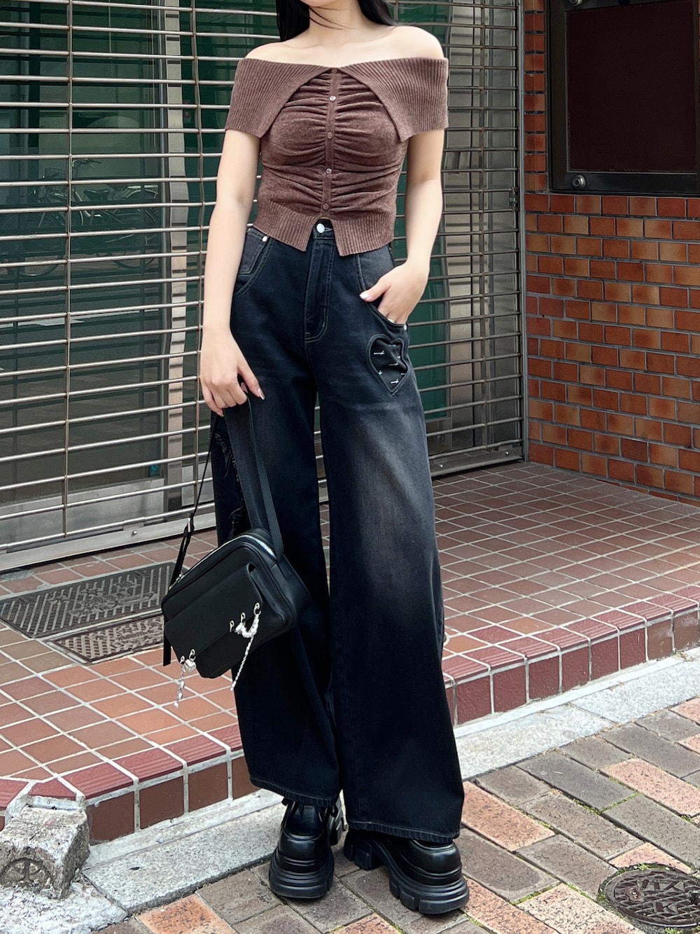 ブラウン系のニット/セーター、ブラック系のデニムパンツ、ブラック系のローファーを着用したレディースの夏コーディネートの1枚目の写真