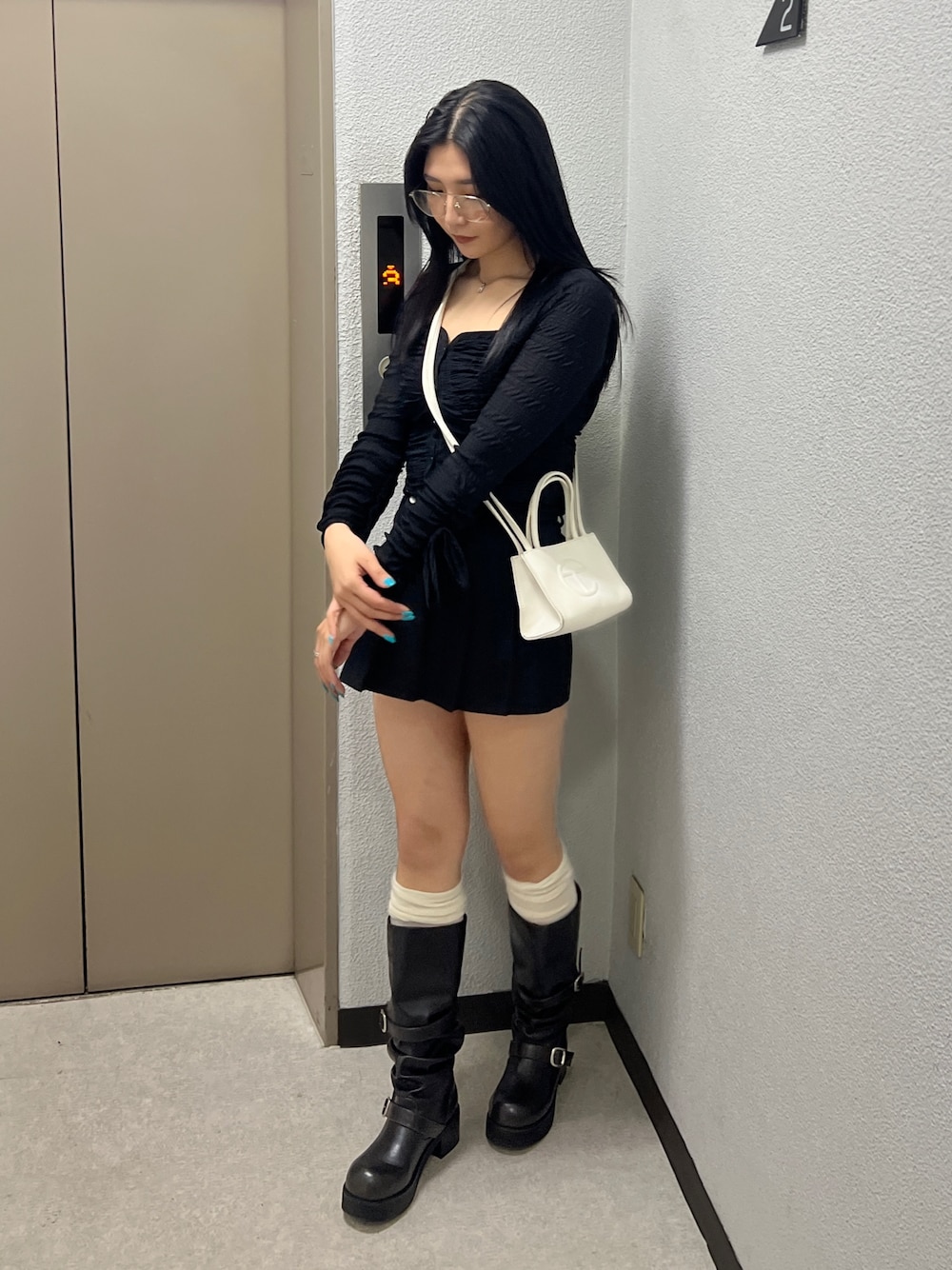 ブラック系のTシャツ/カットソー、ブラック系のその他パンツ、ブラック系のブーツを着用したレディースの春コーディネートの1枚目の写真