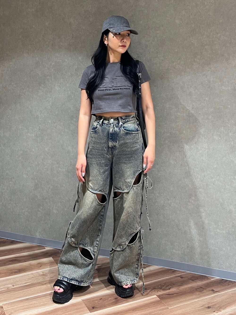 グレー系のTシャツ/カットソー、ブルー系のデニムパンツ、ブラック系のサンダルを着用したレディースの夏コーディネートの1枚目の写真