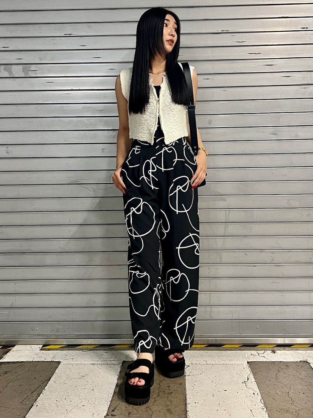 その他のその他パンツ、ブラック系のニット/セーター、ブラック系のサンダルを着用したレディースの夏コーディネートの1枚目の写真