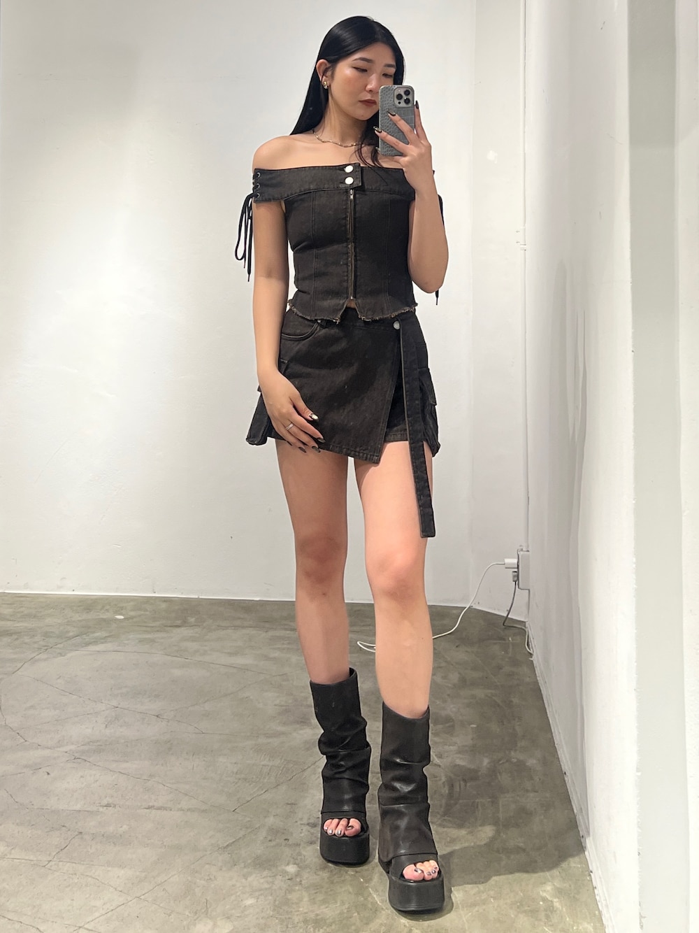 ブラウン系のTシャツ/カットソー、ブラウン系のスカート、ブラック系のサンダルを着用したレディースの春コーディネートの1枚目の写真