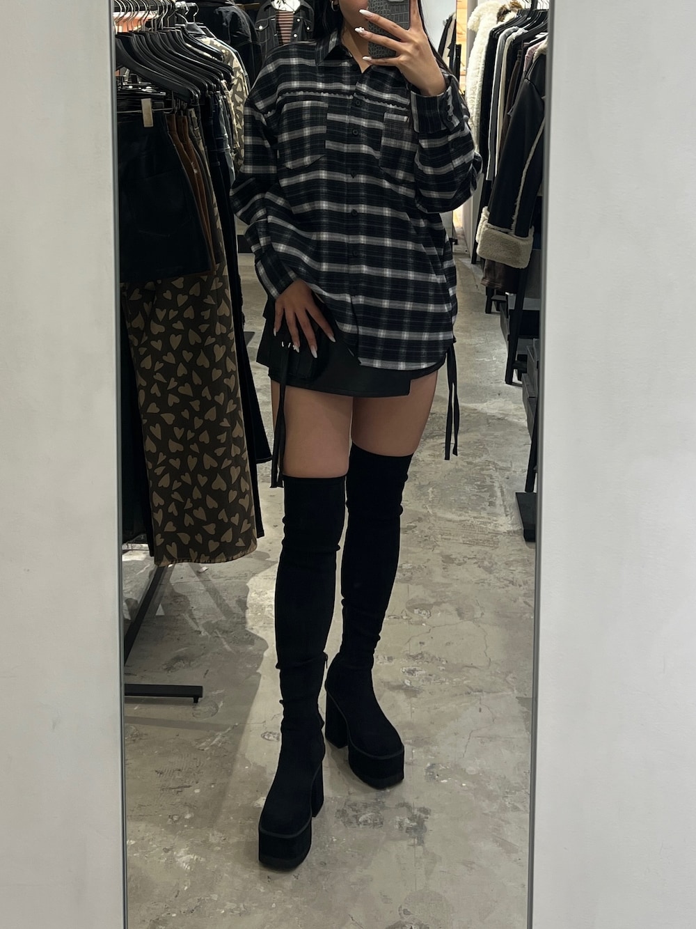 ブラック系のシャツ/ブラウス、ブラック系のその他パンツ、ブラック系のブーツを着用したレディースの冬コーディネートの1枚目の写真