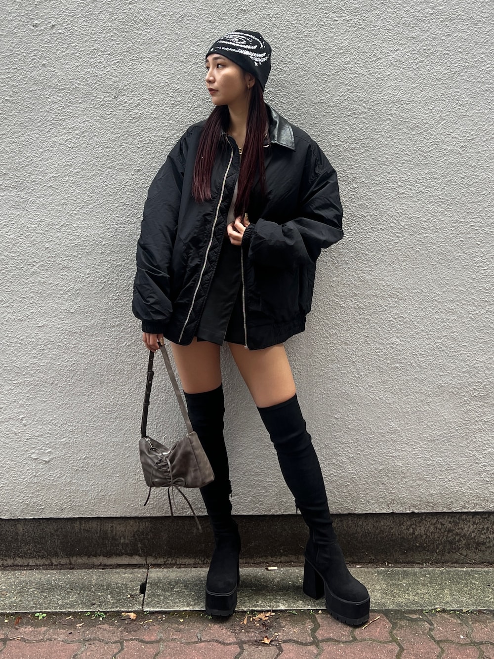 ホワイト系のキャミソール、ブラック系のブルゾン、ブラック系のその他パンツを着用したレディースの秋コーディネートの1枚目の写真