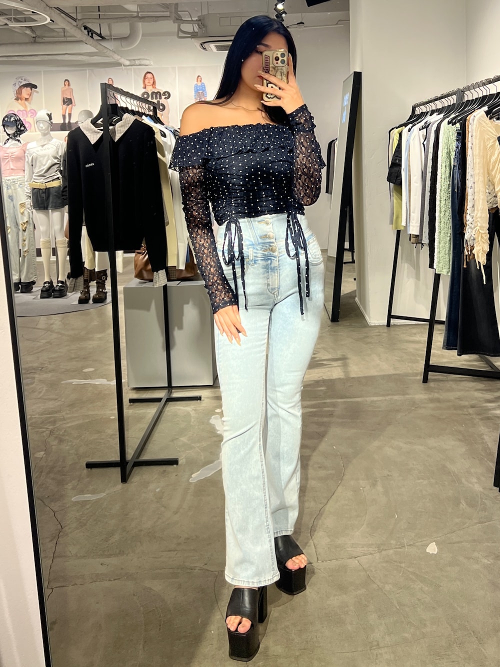 ブルー系のTシャツ/カットソー、ブルー系のデニムパンツ、ブラック系のサンダルを着用したレディースの春コーディネートの1枚目の写真