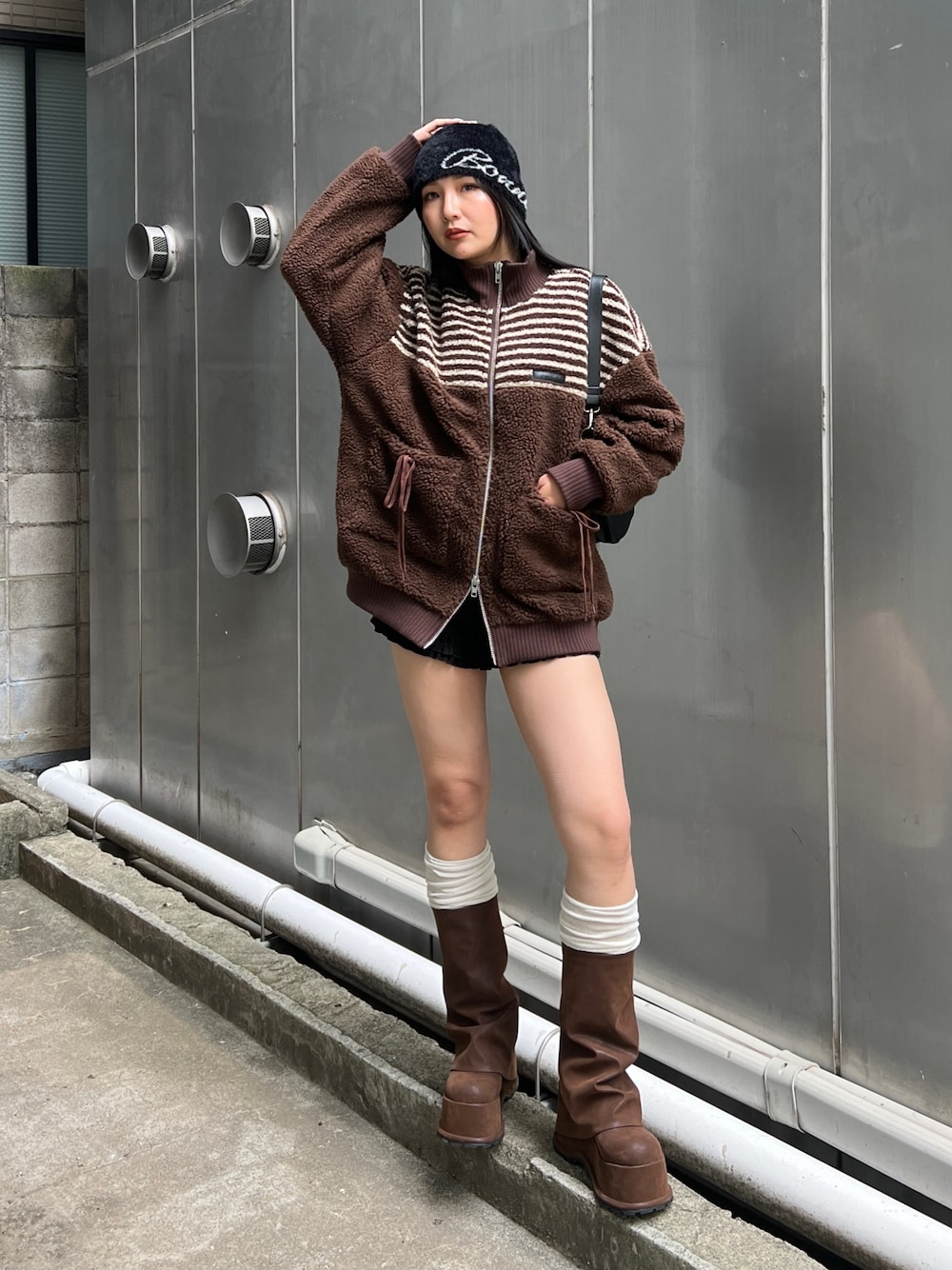 ブラウン系のブーツ、ブラック系のその他パンツ、ブラウン系のブルゾンを着用したレディースの秋コーディネートの1枚目の写真